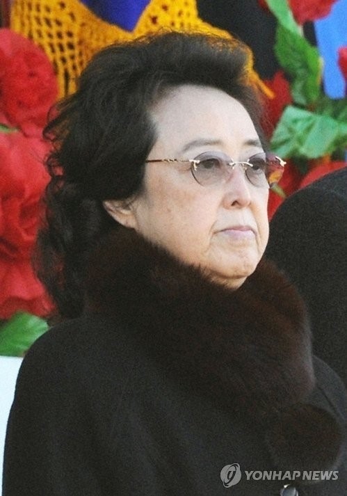 김경희(정치인/조선노동당위원/최고인민회의대의원)
중앙일보는 북한 김정은 국방위원회 제1위원장의 고모이자 지난해 12월 12일 처형된 장성택 전 국방위원회 부위원장의 부인인 김경희 북한 노동당 비서가 뇌 수술의 후유증으로 사실상 식물인간에 가까운 상태라고 보도했다.