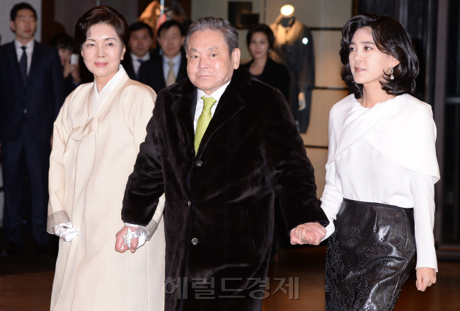 73세 생일을 맞은 이건희 삼성그룹 회장이 9일 오후 서울 중구 신라호텔에서 열린 삼성그룹 사장단 신년 만찬에 부인인 홍라희 리움미술관 관장, 큰딸 이부진 호텔신라 사장(오른쪽)과 함께 참석하고 있다. 박현구 기자phko@heraldcorp.com 2014.0109
73세 생일을 맞은 이건희 삼성그룹 회장이 9일 오후 서울 중구 신라호텔에서 열린 삼성그룹 사장단 신년 만찬에 부인인 홍라희 리움미술관 관장, 큰딸 이부진 호텔신라 사장(오른쪽)과 함께 참석하고 있다. 박현구 기자phko@heraldcorp.com 2014.0109