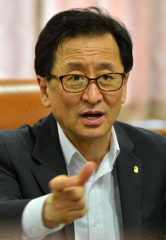 최수현(금융인/전공무원/금융감독원원장)
Some of the country’s major credit card firms are likely to face tough disciplinary measures, including a business suspension, following a massive breach of credit card user data.
Financial Supervisory Service Gov. Choi Soo-hyun