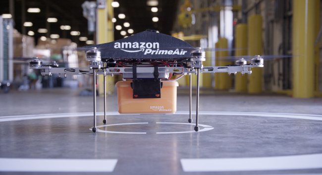U.S. retail giant Amazon is developing a prototype of a drone for its “Prime Air” delivery system.    Bloomberg