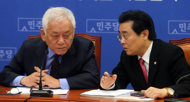 Democratic Party chairman Rep. Kim Han-gil (left) and floor leader Rep. Jun Byung-hun speak to each other at the party’s supreme council meeting at the National Assembly on Friday.   Yonhap News