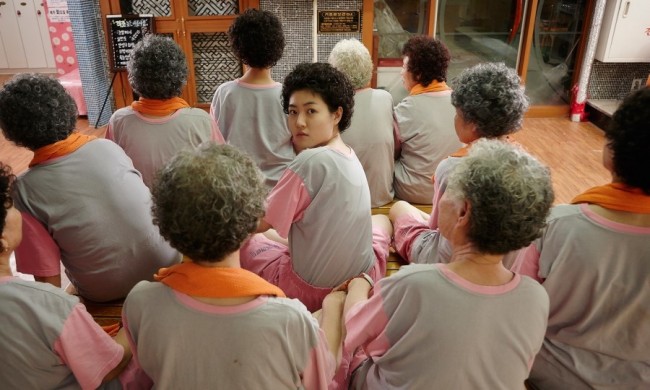 심은경(탤런트/영화배우)
Comedy. Drama. Directed by Hwang Dong-hyuk. Oh Mal-soon (Na Moon-hee), a 70-something grandmother, lives with her son and his family.