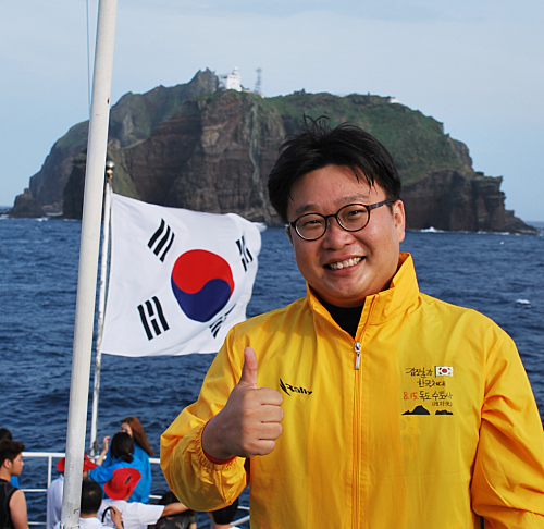 서경덕(교수/성신여자대학교교수)
Emotion has no place in international politics, according to John Foster Dulles, the U.S. Secretary of State under President Dwight D. Eisenhower in the 1950s. “The United States of America does not have friends; it has interests,” he said.