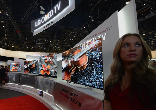 LG’s 77-inch flexible OLED TVs are on display at the 2014 International CES in Las Vegas on Wednesday.
(UPI-Yonhap News)