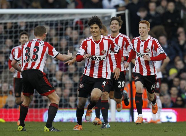 Sunderland’s Ki Sung-yueng (center) celebrates his goal against Fulham with teammates on Saturday.   AFP-Yonhap News