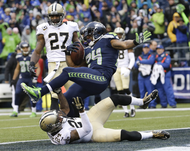 Seattle Seahawks running back Marshawn Lynch scores a touchdown in the second quarter on Saturday.   AP-Yonhap News