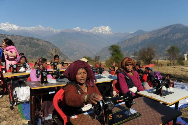 Indian widows who lost their husbands during massive floods in the northern Indian states last June take part in vocational training at Deoli-Bhanigram village in India’s northern Uttarakhand state.   AFP-Yonhap News