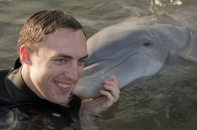 U.S. Army Ranger 1st. Lt. Nathan Rimpf gets a dolphin kiss at Dolphin Research Center in Marathon, Florida, Friday.   AP-Yonhap News