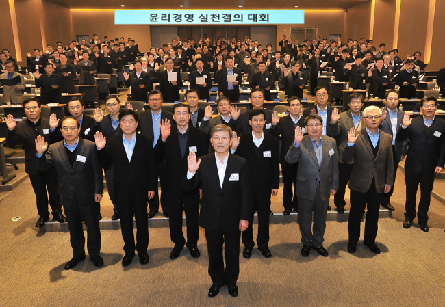 Hyundai Heavy Industries chairman and CEO Lee Jai-seong (front) and leaders of affiliates make an oath to strengthen compliance management and inculcate a transparent corporate culture at the group’s headquarters in Ulsan, Saturday. Among those who joined the pledge are (from far left of second row) HI Investment and Securities CEO Suh Tae-hwan, Hyundai Oilbank CEO Kwon Oh-gap and Hyundai Mipo Dockyard president and CEO Choe Weon-gil. They called for the company to be “born again to create an environment where no irregularities can take place.”   HHI