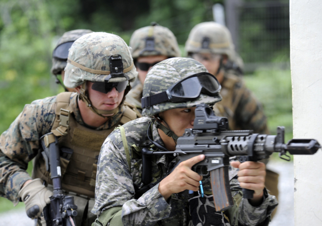 South Korean and U.S. Marines stage a joint antiterrorism exercise in Pohang, North Gyeongsang Province, in August.   Yonhap News