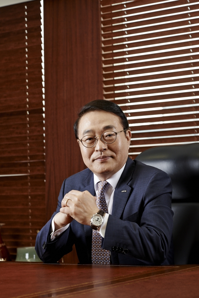 신헌(기업인/롯데쇼핑백화점사업부문대표이사사장)
롯데쇼핑이 미국소매협회으로 부터 ‘올해의 세계 소매업자’로 선정됐다. 롯데쇼핑은 13일 미국소매협회가 자국을 제외한 세계 소매기업 가운데 우수 업체를 뽑아 수여하는 ‘올해의 세계소매업자상’을 수상한다고 밝혔다.
