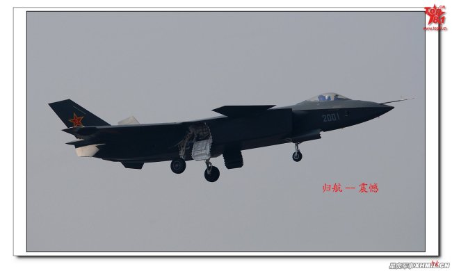 중국의 차세대 전투기 J-20이 시험 비행을 하고 있다. 중국 청두항공기공업이 개발 중인 J-20은 트윈 엔진을 탑재한 스텔스 전투기다.동체 길이는 20.3m, 주익 폭은 12.88m, 동체 높이는 4.45m가량으로 추정되고 있으며 최대 무장 중량은 11t, 최대 속도는 마하 2.5에 이를 것으로 보고 있다.