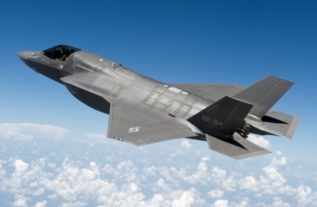 일본 방위성이 차세대 주력 전투기로 삼은 F-35 전투기<사진>를 향후 5년에 걸쳐 최대 100대로 늘리는 방안을 검토 중이라고 니혼게이자이(日本經濟)신문이 12일 보도했다. 보도에 따르면 일본은 올해 4월부터 5년에 걸쳐 28기를 도입하는 등 모두 42대의 F-35를 사들이기로 계획한 상태다.