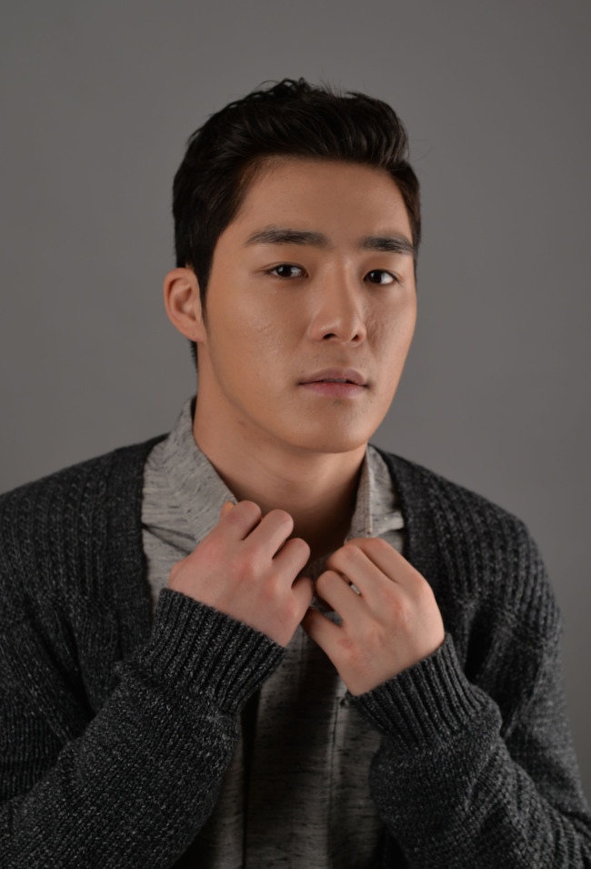 서하준(탤런트)
마지막까지 살아남았다. 하차설이 없었던 것은 아니다. 12명의 주ㆍ조연 배우가 줄줄이 하차했고, 설설희로 출연했던 서하준은 갑자기 혈액암에 걸렸다.
배우 서하준 인터뷰.
이상섭 기자. babtong@heraldcorp.com 2014.01.08
배우 서하준 인터뷰.<br />이상섭 기자. babtong@heraldcorp.com 2014.01.08