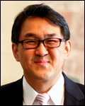 김완욱(의사/교수/가톨릭대학교성빈센트병원의사/가톨릭대학교교수)
국내 연구진이 대표적인 난치성 질환인 ‘류머티스 관절염’ 의 완치를 기대할 수 있는 길을 열었다. 서울성모병원 김완욱<사진> 교수팀과 대구경북과학기술원 황대희 교수팀은 최근 공동으로 수행한 연구에서 “류머티스 활막세포가 암세포와 같은 공격성을 띠는 원인을 밝혀내 류머티스 관절염의 근본적인 치료가 가능할 것”이라고 밝혔다.