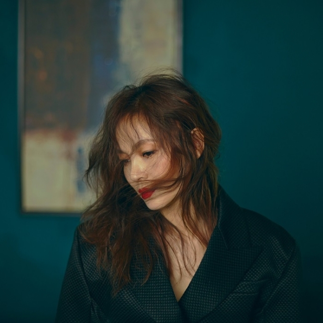 왁스(조혜리/가수)
‘감성시대’로의 심정적 회귀가 우리 사회 문화코드로 자리 잡은 가운데, ‘원조 발라드 퀸’ 왁스(Wax·사진)가 서정적 발라드 ‘Coin Laundry(사랑한 적도 없는)’로 5년 만에 가요계로 돌아왔다.