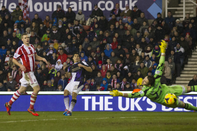 Liverpool’s Luis Suarez (center) scores against Stoke on Sunday.
AP-Yonhap News