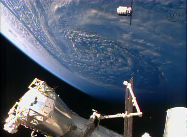 This NASA TV image shows the Cygnus cargo ship arriving at the International Space Station.   AFP-Yonhap News