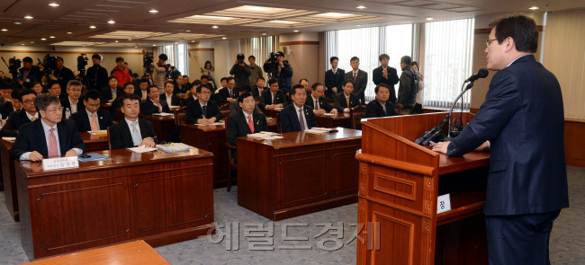 13일오전 서울 여의도 금융감독원에서 정보보호 및 개인정보보호 담당 임원(CISO,CPO)회의가 열리고 있다. 최종구 금감원 수석부위원장이 참석자들에게 인사말을 하고 있다./안훈 기자 rosedale@ 2013.01.13
13일오전 서울 여의도 금융감독원에서 정보보호 및 개인정보보호 담당 임원(CISO,CPO)회의가 열리고 있다. 최종구 금감원 수석부위원장이 참석자들에게 인사말을 하고 있다./안훈 기자 rosedale@ 2013.01.13
13일오전 서울 여의도 금융감독원에서 정보보호 및 개인정보보호 담당 임원(CISO,CPO)회의가 열리고 있다. 회의에 참석한 한 임원이 금감원에서 나눠준 유의사항을 살펴보고 있다. 안훈 기자 rosedale@