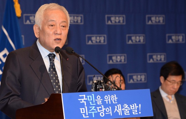 Democratic Party chairman Rep. Kim Han-gil holds a press conference at the National Assembly in Seoul on Monday.   Lee Gil-dong/The Korea Herald
