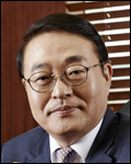 신헌(기업인/롯데쇼핑백화점사업부문대표이사사장)
롯데쇼핑이 미국소매협회로부터 ‘올해의 세계 소매업자’로 선정됐다. 롯데쇼핑은 13일 미국소매협회가 자국을 제외한 세계 소매기업 가운데 우수 업체를 뽑아 수여하는 ‘올해의 세계소매업자상’을 수상한다고 밝혔다. 이번 수상은 지난 2003년 행사를 시작한 이후 한국 기업으로는 처음이다.