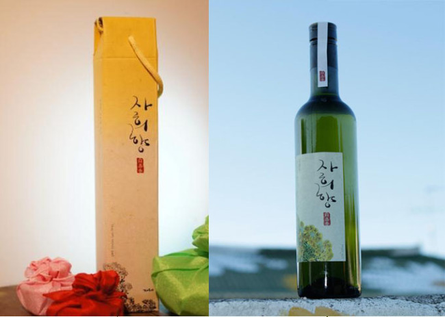 경남 함양의 ‘국화주’. 국화주는 예로부터 중앙절(음력 9월 9일)에 선비들이 높은 산에 올라가 즐겨 마셨거나 친한 친구들에게 국화주를 선물했다는 풍습으로 유명하다. 알코올 도수가 15도로 찹쌀과 국화를 원료로 발효시켜 술 색깔이 맑고 연한 황색 빛이며, 황국화 특유의 그윽한 향취가 입안을 감돌아 차마 삼키기가 아쉽다는 맛을 갖고 있는 것이 특징이다. ‘자희향 국화주(약주)’ 소비자 판매 가격은 500ml 1병 기준으로 2만원이며, 홈페이지(www.jahi.co.kr)와 전화(061-324-6363)를 통해 직접 구입할 수 있다.