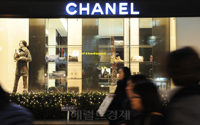 오는 3월께 발표될 예정인 정부의 병행수입 활성화 방안에 따라 수입 명품의 가격에도 거품이 빠질 것으로 예상된다. 사진은 서울 소공동 롯데백화점 본점에 입점한 샤넬 매장.  이상섭 기자/babtong@heraldcorp.com
