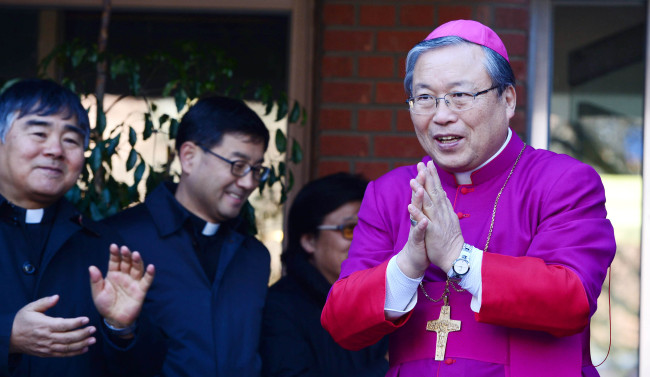 Seoul archbisop Yeom Soo-jung greets priests and believers who gathered in front of the Seoul Archdiocese building at Myeong-dong in Seoul on Monday to celebrate his appointment as cardinal.
Kim Myung-sub/The Korea Herald
