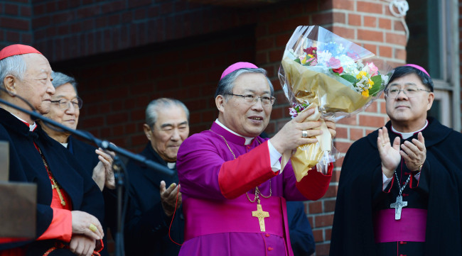 Newly named Korean cardinal Andrew Yeom Soo-jung holds a bouquet of flowers in a congratulatory ceremony at the Seoul Archdiocese building in Myeong-dong, Seoul, Monday.   Kim Myung-sub/The Korea Herald