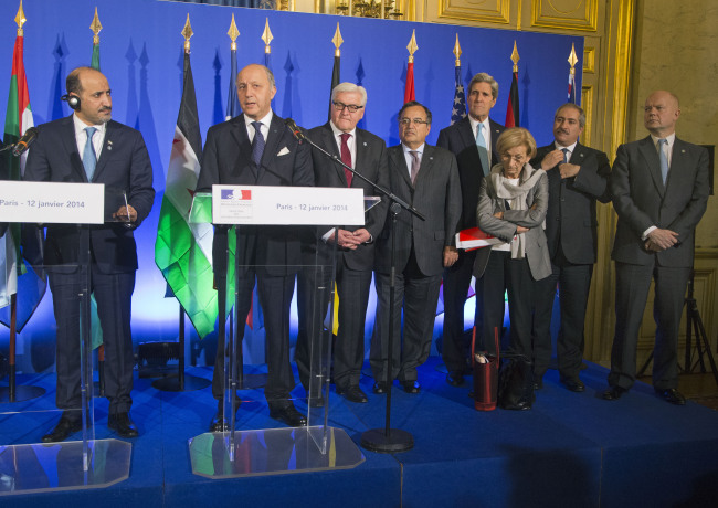 (From left) Syrian National Coalition chief Ahmed al-Jarba, French Foreign Minister Laurent Fabius, German Foreign Minister Frank-Walter Steinmeier, Egyptian Foreign Minister Nabil Fahmy, U.S. Secretary of State John Kerry, Italian Foreign Minister Emma Bonino, Qatari Foreign Minister Khaled bin Mohammed al-Attiyah and British Foreign Minister William Hague gather at a press conference at the Foreign Ministry in Paris on Sunday.   AP-Yonhap News