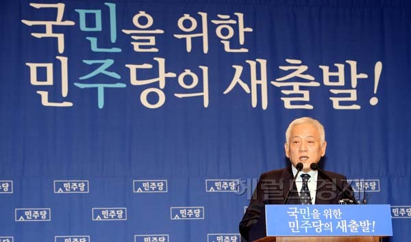 김한길(국회의원/민주당당대표)
김한길 민주당대표가 13일오전 국회에서 신년기자회견을 열어 올해의 국정구상을 밝히고 있다.김한길대표는 이 자리에서 정치혁신에 대한 각오와 함께 북한인권민생법 추진, 철도민영화·의료 영리화 반대 등의 계획을 밝혔다.