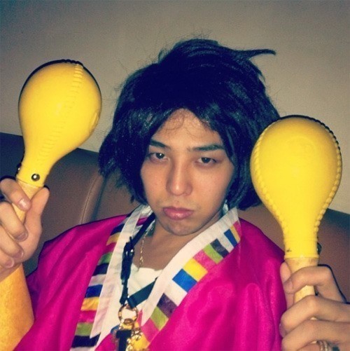 지드래곤(권지용/가수/음악PD/빅뱅/GD&TOP)
G-dragon disclosed a selfie of himself wearing a Korean traditional costume with multiple stripes and a mop-headed wig, which was posted on photo-sharing service Instagram on Jan. 10.