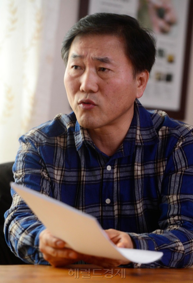 강원도 횡성 송전탑 불법공사현장 르포- 이강운 안동대 식물의학과 교수(56). 박해묵 기자/mook@heraldcorp.com
강원도 횡성 송전탑 불법공사현장 르포- 이강운 안동대 식물의학과 교수(56). 박해묵 기자/mook@heraldcorp.com
강원도 횡성 송전탑 불법공사현장 르포- 이강운 안동대 식물의학과 교수(56). 박해묵 기자/mook@heraldcorp.com