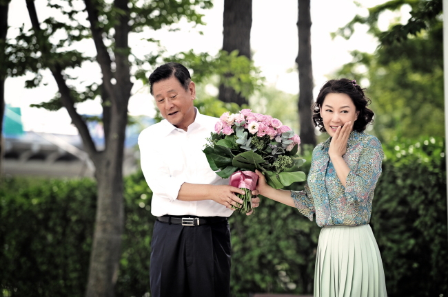 박근형(좌부터/탤런트/영화배우),차화연(탤런트/영화배우)
지상파 주말극은 오랜 기간 김수현ㆍ박정란ㆍ김정수 등 노작가들이 써왔다. 최근 몇 년 사이 박지은(넝쿨째 굴러온 당신), 소현정(내 딸 서영이) 작가로 넘어오며 약간 젊어졌다.