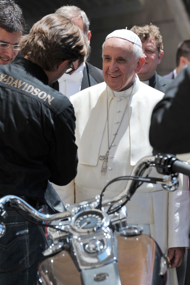 Pope Francis talks to Harley Davidson Motor Company senior vice president Mark Hans-Richer (left) after being given a Harley-Davidson bike at the Vatican on Sunday.   AP-Yonhap News