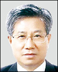 최경진(기업인/동부익스프레스여객부문대표이사사장)
동부그룹이 유동성 확보를 위해 매물로 내놓은 동부제철 인천공장, 동부메탈, 동부하이텍 등과 관련해 가능하면 해외 기업에 매각하지 않겠다는 의사를 밝혔다. 철강과 반도체가 국가 기간산업인 만큼 해외 기업보다는 국내에서 인수 대상을 찾겠다는 의지도 보였다.
