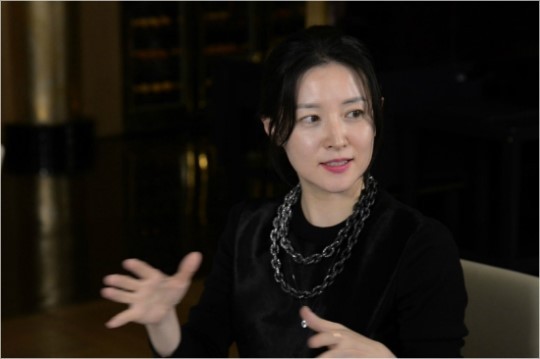 이영애(영화배우/탤런트)
지금 방송가의 눈은 배우 이영애에게 쏠렸다. 2003년 9월 방송됐던 ‘대장금’(MBC) 이후 안방을 떠났던 이영애가 11년 만에 복귀 조짐을 보인 탓이다.