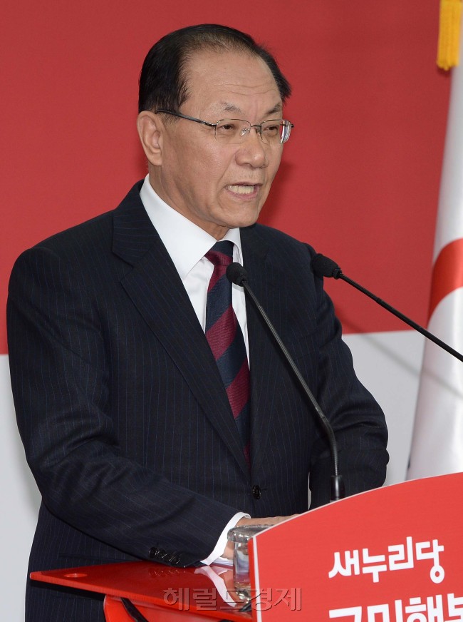 황우여새누리당대표최고위원이 14일오전 여의도 새누리당사에서 신년기자회견을 열어 올해의 국정구상을 밝히고있다.이길동기자.gdlee@-
황우여 새누리당 대표가 14일 오전 여의도 새누리 당사에서 신년기자회견을 열어 올해의 국정 구상을 밝히고 있다. 이날 황 대표는 ‘개방형 예비경선(오픈 프라이머리)’ 입법화를 공식 제안했다. 이길동 기자/dlee@