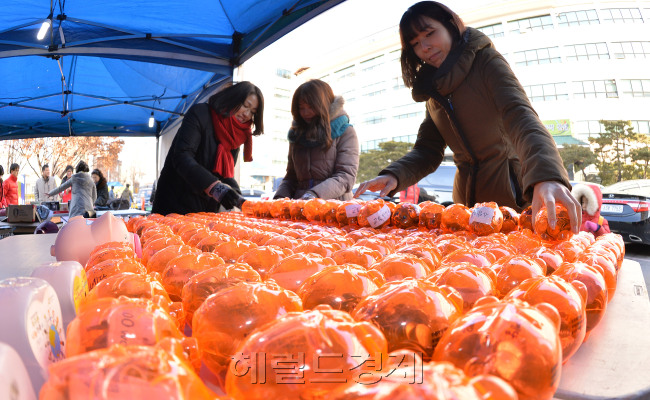 14일 오전 서울 동작구청광장에서 (재)동작복지재단 주관, 동작구청주최로 2014년을 맞아 이웃돕기 바자회가 열렸다. 동작구 관계자들이 동작구 각 부서와  관내 어린이집에서 기증한 사랑의 저금통을 정리하고 있다.<br />이상섭 기자. babtong@heraldcorp.com 2014.01.14
14일 오전 서울 동작구청광장에서 (재)동작복지재단 주관, 동작구청주최로 2014년을 맞아 이웃돕기 바자회가 열렸다. 동작구 관계자들이 동작구 각 부서와  관내 어린이집에서 기증한 사랑의 저금통을 정리하고 있다.
이상섭 기자. babtong@heraldcorp.com 2014.01.14