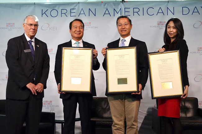 (Second from left) Simon Lee, the founder of STG Corp.; Michael Yang, cofounder of Become.com and mySimon.com; Sarah Paiji, cofounder of Snapette, attend the Korean American Day celebration luncheon at the Newseum in Washington, Monday.   Yonhap News