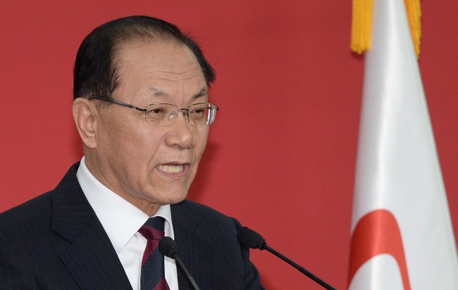Saenuri Party chairman Rep. Hwang Woo-yea speaks at his New Year press conference at the party headquarters in Yeouido, Seoul, Tuesday. Lee Gil-dong/The Korea Herald