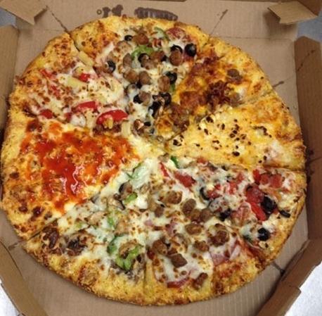 최근 국내외 온라인 커뮤니티에는 ‘8가지 맛 꿈의 피자’ 사진이 게재되며 관심을 끌었다.
사진 속에는 막 구워진 피자가 주인을 기다리고 있다.
이 평범한 피자가 화제를 모으는 이유는 ‘8가지 맛 꿈의 피자’이기 때문.
피자는 조각마다 다른 맛을 선보이며 기대감을 높이고 있다. 조각마다 치즈피자, 슈퍼슈프림, 불고기 피자, 페페로니 피자 등 다양한 맛으로 구성됐다.