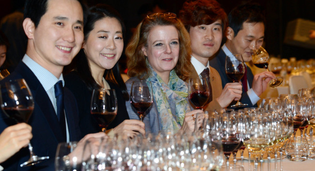 Master of Wine Laura Jewell (center) shares her know-how in wine tasting with Korean sommeliers at the “Discover Your Finest Wine” event held by Homeplus in Seoul on Tuesday. Jewell, who is also Tesco’s wine development manager, is on a visit to Korea to explore its wine market and meet local consumers.   Kim Myung-sub/The Korea Herald