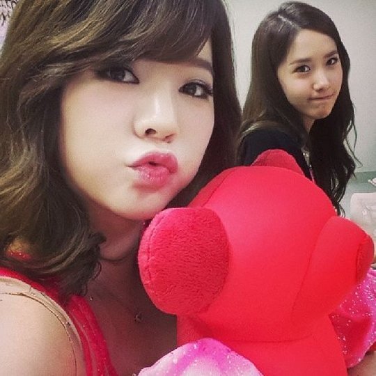 써니(좌부터/이순규/가수/소녀시대),윤아(임윤아/가수/탤런트/소녀시대)
‘써니 윤아 곰인형’ 사진이 눈길을 끈다.
소녀시대의 써니는 지난 13일 자신의 인스타그램에 직접 올린 사진을 통해 팬들에게 인사를 건넸다.