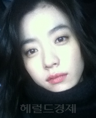 한효주(영화배우/탤런트)
배우 한효주의 아버지를 협박해 돈을 뜯어낸 전 매니저 등 3명이 집행유예를 선고받았다.