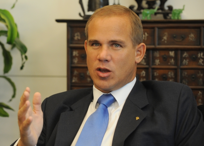 Richard Hill, the chief executive of Standard Chartered Bank Korea.   The Korea Herald