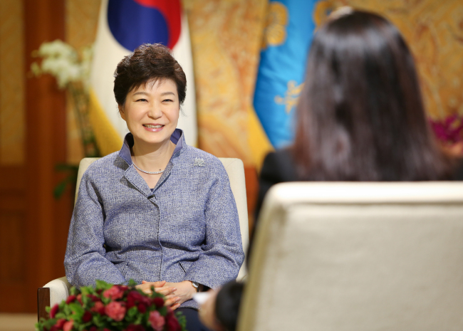 박근혜(대통령/대한민국대통령)
President Park Geun-hye gives an interview to CNN at the presidential office of Cheong Wa Dae on Monday.   Yonhap News