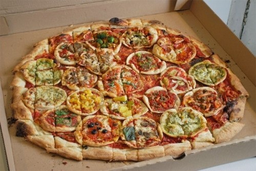 ‘8가지 맛 꿈의 피자’가 등장한 데 이어 ‘20가지 맛 꿈의 피자’가 등장했다.
최근 해외 온라인 커뮤니티에서는 ‘8가지 맛 꿈의 피자’라는 제목의 사진이 올라와 누리꾼들의 이목을 끌었다.
‘8가지 맛 꿈의 피자’는 8종류의 피자를 한 조각씩 모아 만든 피자다. 이에 다양한 종류의 피자를 맛보는 것을 원하는 이들이 ‘꿈의 피자’라고 칭한 것.
이 가운데 등장한 ‘20가지 맛 피자‘는 하나의 커다란 피자 위에 20가지 이상의 미니 피자가 토핑 대신 올려져 있는 형태다.