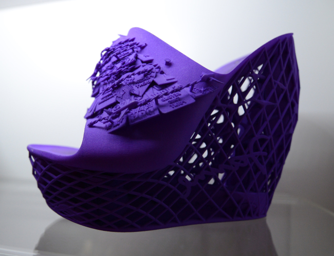 A shoe printed on a Cube 3-D printer by 3-D Systems is on display at the 2014 International CES, a trade show of consumer electronics, in Las Vegas, Nevada, Jan. 9. UPI-Yonhap News