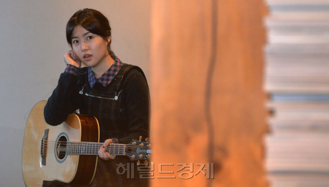 심은경(탤런트/영화배우)
그녀의 ‘성년식’은 촬영 후 회식에서 콜라 대신 놓인 소주 한 잔이 다였다. “맥주는 버겁고 소주가 맞는다”고 했다. 여전히 아이돌그룹의 댄스에 환호를 할 나이지만, 대신 그녀는 공연장에서 무소그르스키의 ‘전람회의 그림’을 듣는 순간 소리를 지를 뻔했다고 말했다.